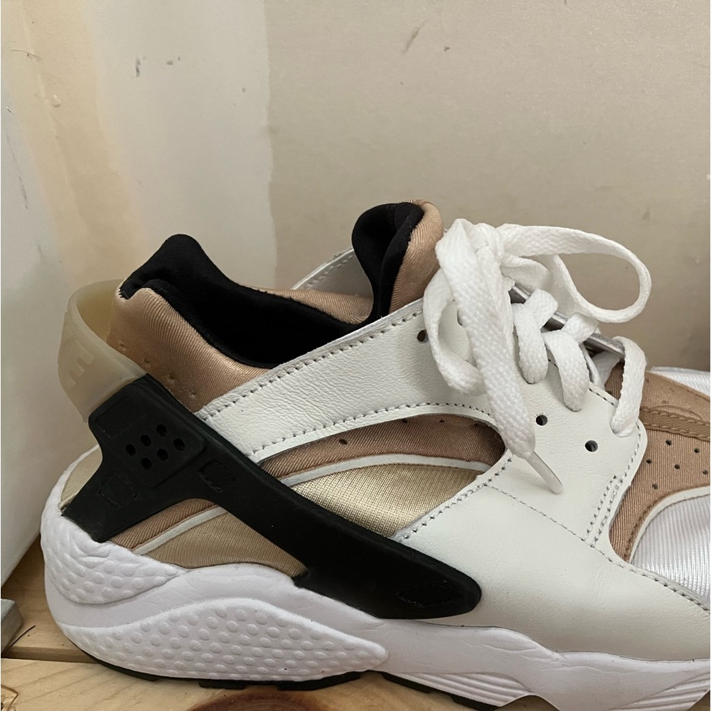 Like New Women’s Nikes Size 9.5 (Fit like 8.5)